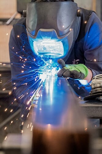Image d'un professionnel travaillant le métal