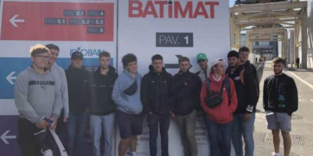 Photo de groupe des apprentis du Bac Pro Technicien Constructeur Bois au salon Batimat