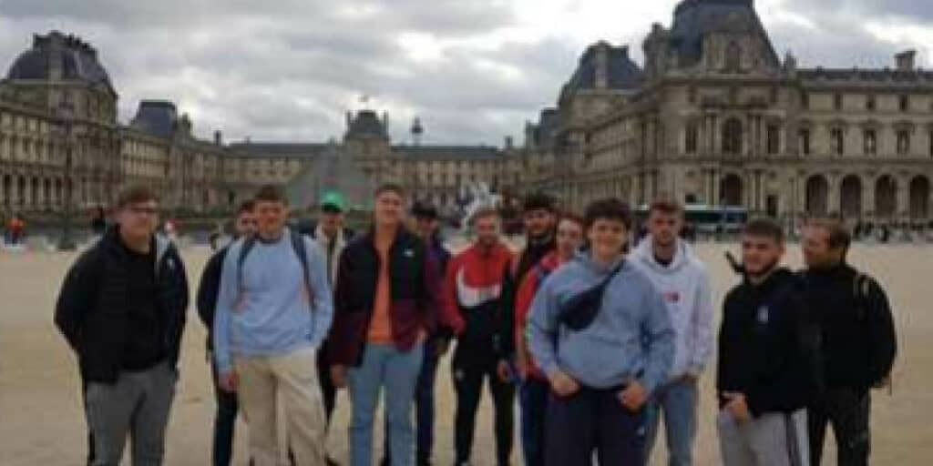 Photo de groupe des apprentis du Bac Pro Technicien Constructeur Bois devant le Louvre