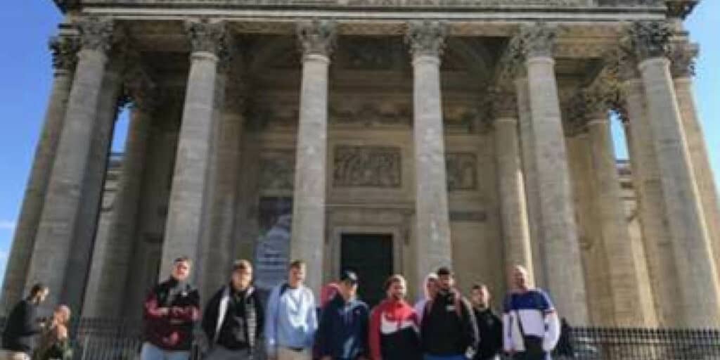 Photo de groupe des apprentis du Bac Pro Technicien Constructeur Bois au Panthéon