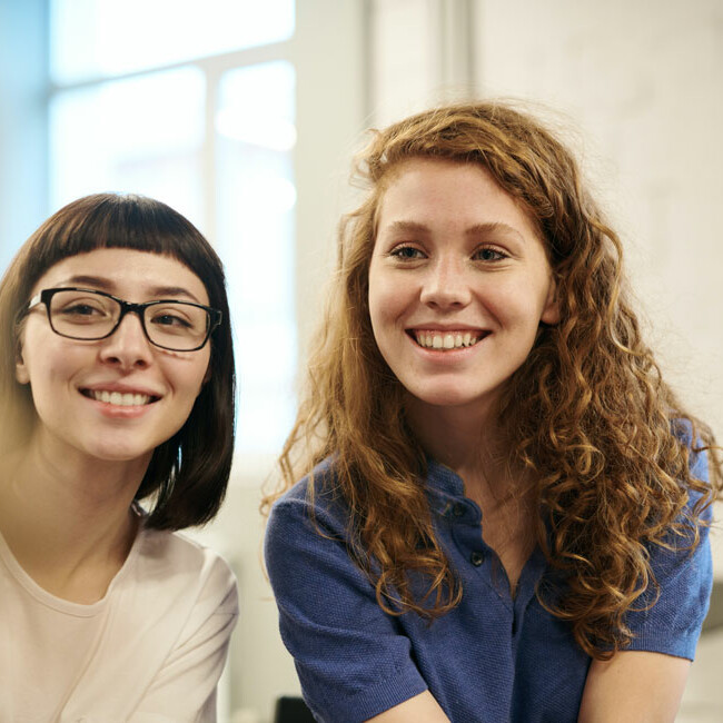 Image de deux étudiantes souriantes