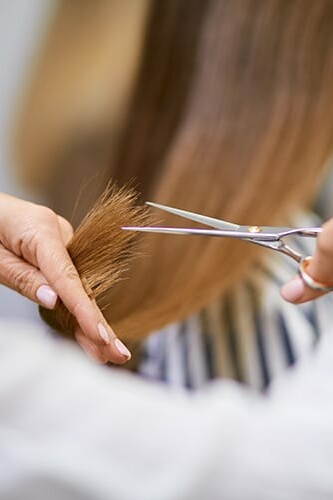 Image d'une coiffeuse coupent des cheveux